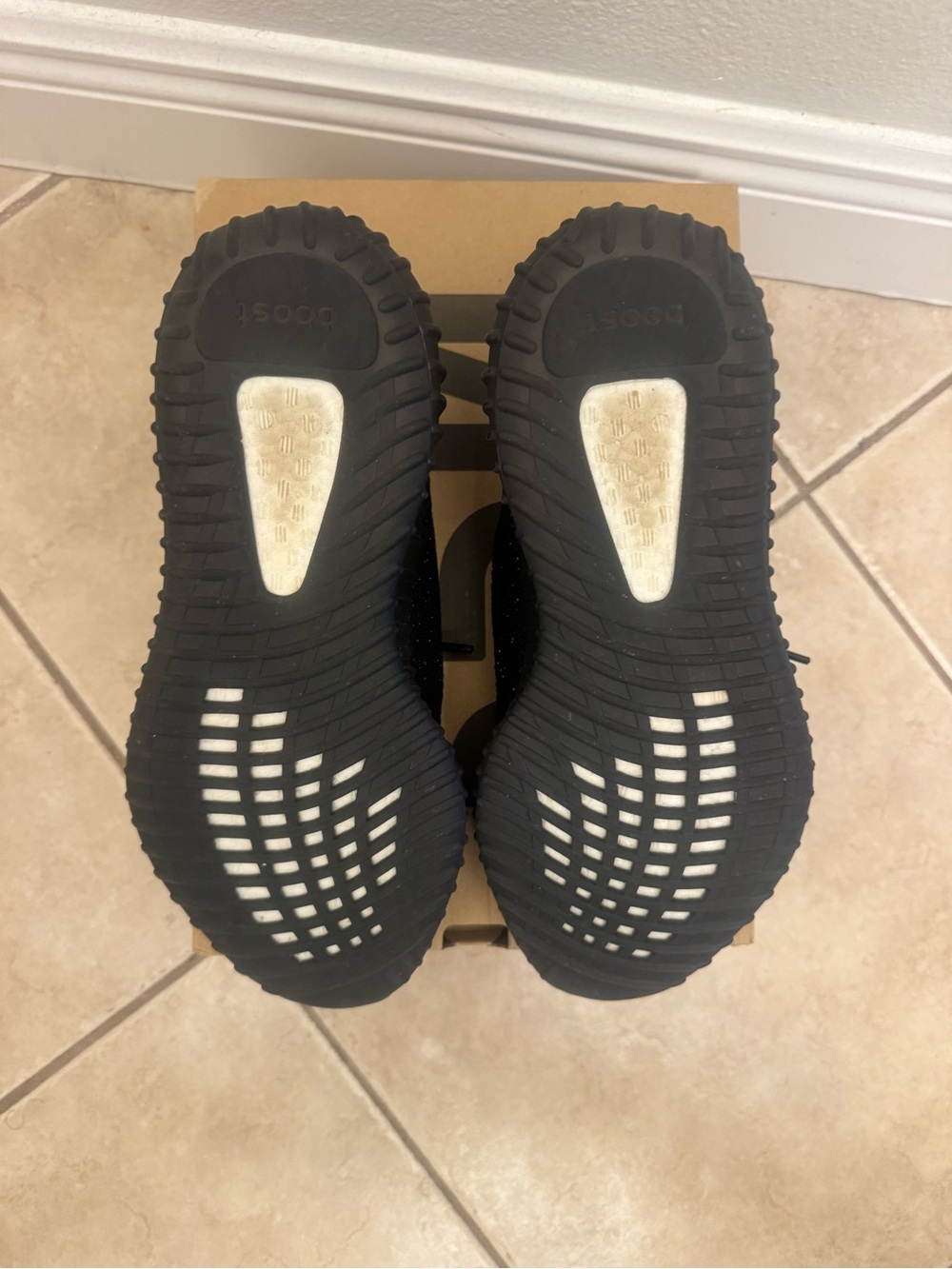 Men’s size 9 yzy 350 v2 oreo - Picture 3 of 4